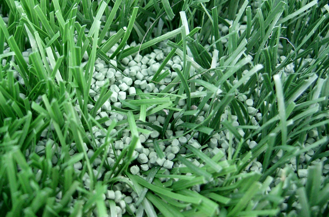 Artificial turf and its plastic filler pellets