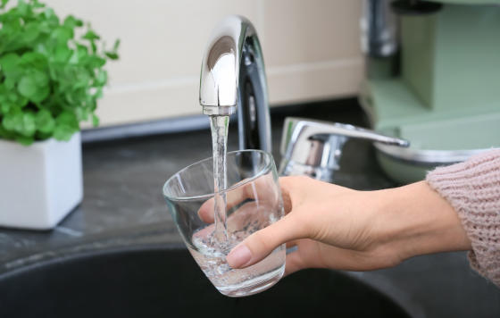 Faucet filling glass with water