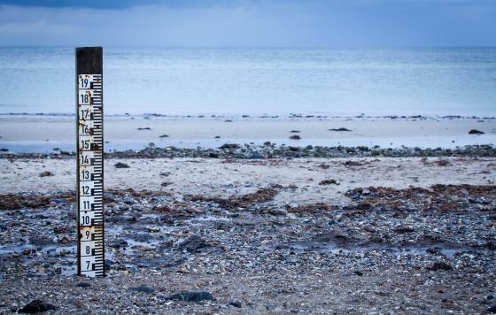high & low tide marker. photo: JL-Pfeifer / shutterstock.com